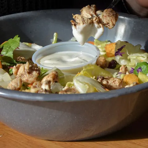 Ensalada con pollo a la plancha, crotones y aderezo