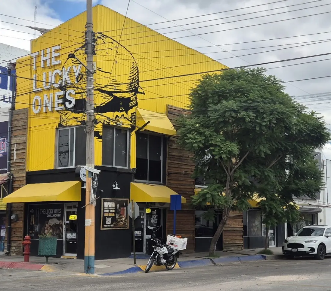 Fachada amarilla de The Lucky Ones Grill House en Delicias