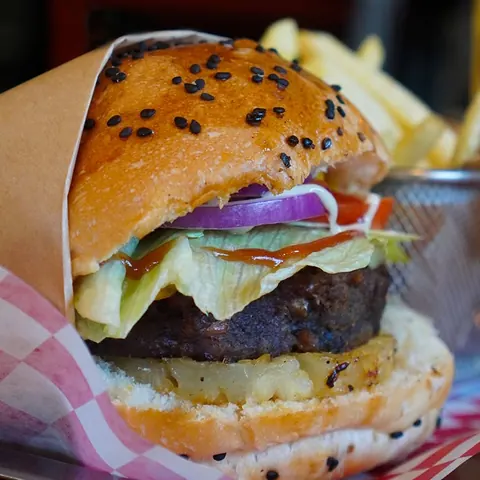 Hamburguesa hawaiana con piña, jamón y queso