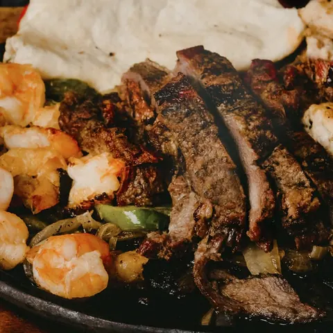 Parrillada The Lucky Lux con arrachera, camarón y pollo
