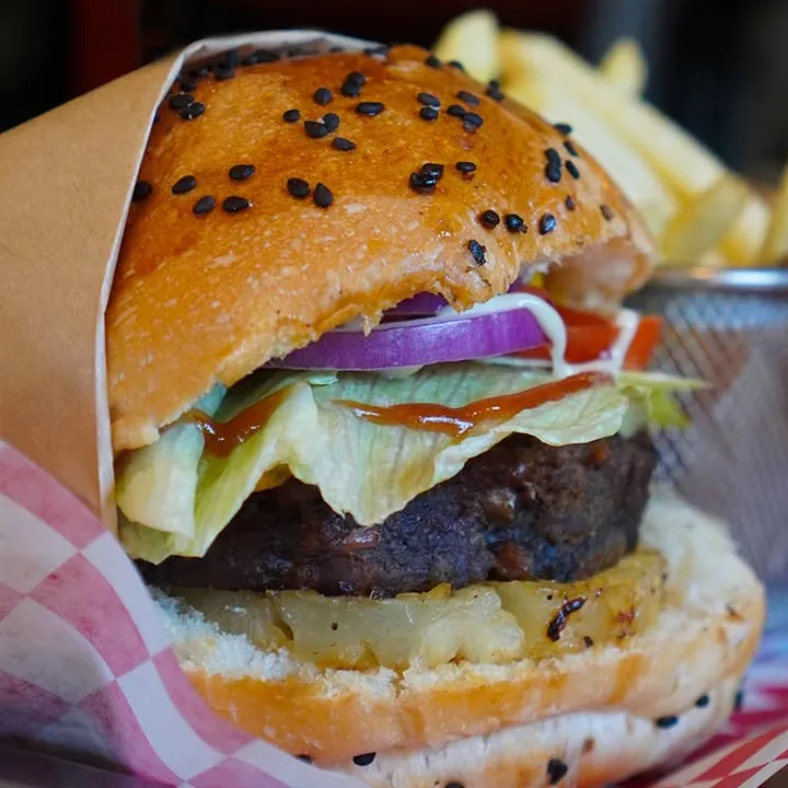 Hamburguesa hawaiana con piña