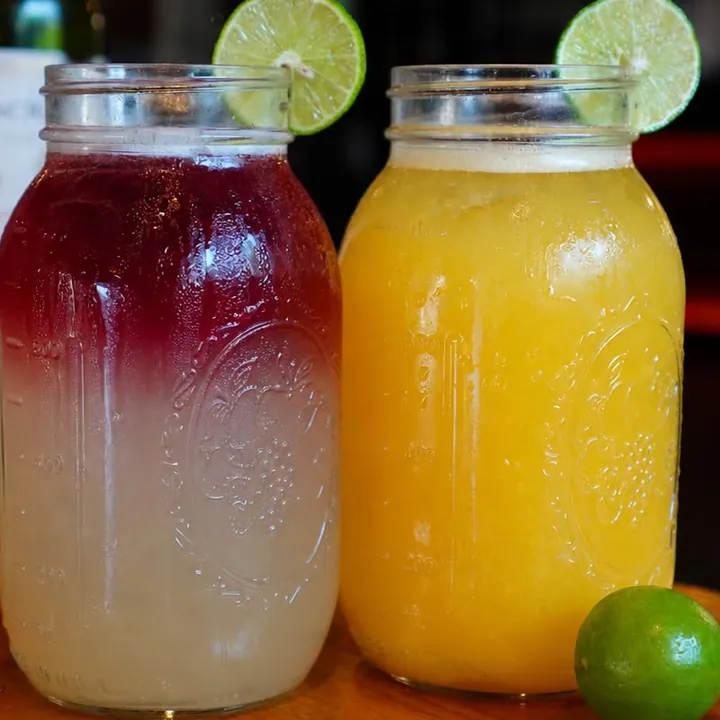 Limonada con vino tinto y limonada de mango