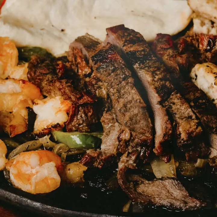 Parrillada con arrachera, camarón y pollo
