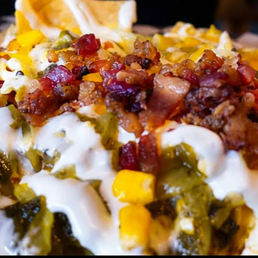 Nachos con queso, tocino, elote y crema