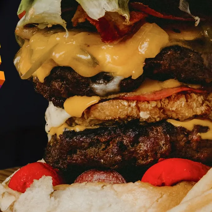 T-Rex Burger: doble carne, queso derretido, tocino y salchicha