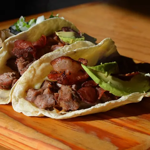 Tacos The Lucky Ohh con arrachera, tocino y aguacate